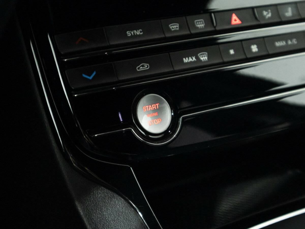 Jaguar XE с пробегом — 2016 год. Фото: #18