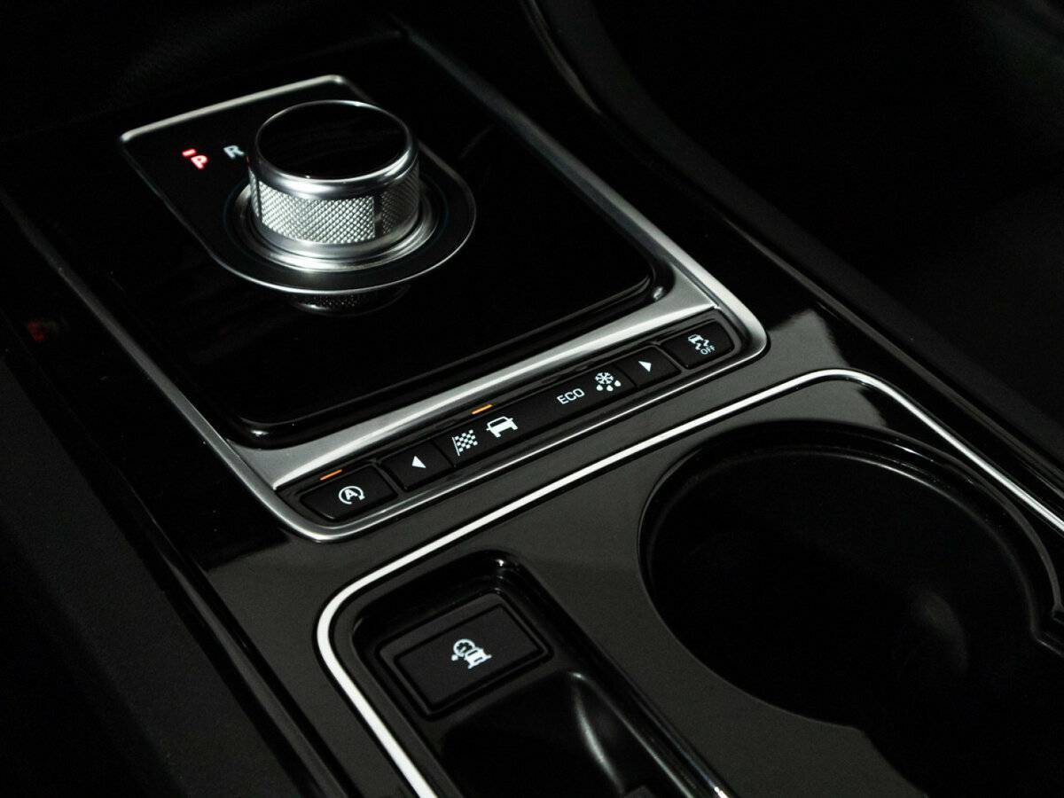 Jaguar XE с пробегом — 2016 год. Фото: #19