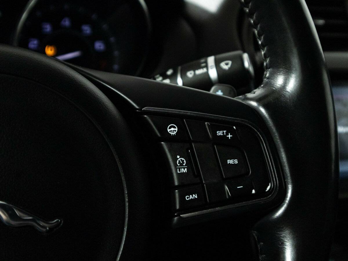 Jaguar XE с пробегом — 2016 год. Фото: #20