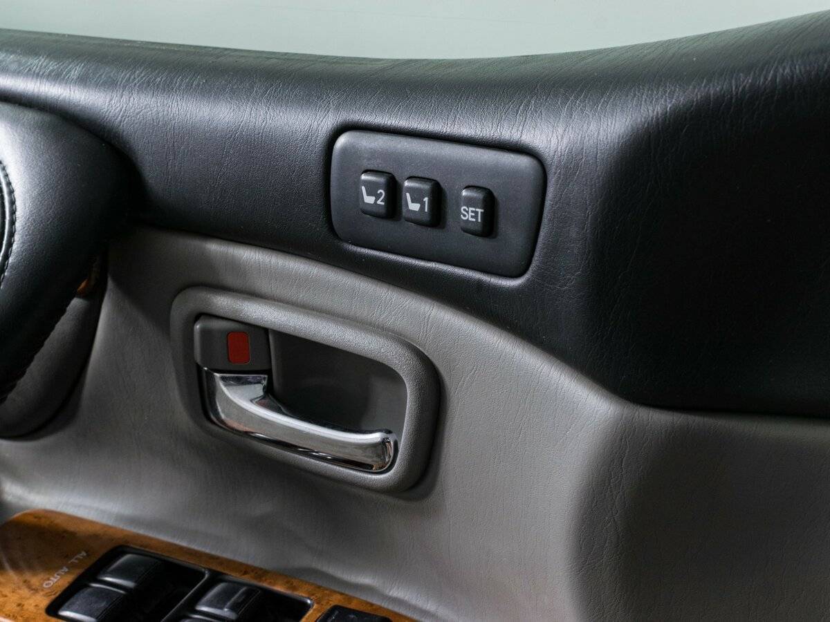 Lexus LX с пробегом — 2006 год. Фото: #16