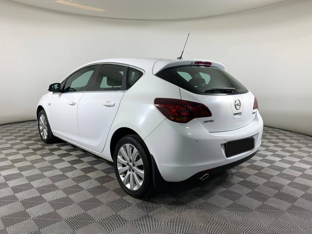 Opel Astra с пробегом — 2011 год. Фото: #6