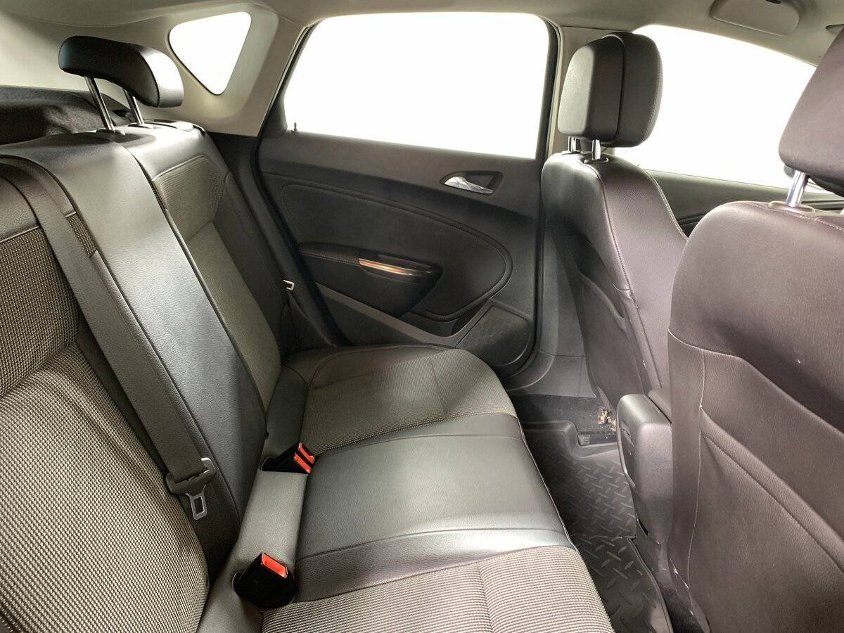 Opel Astra с пробегом — 2011 год. Фото: #16