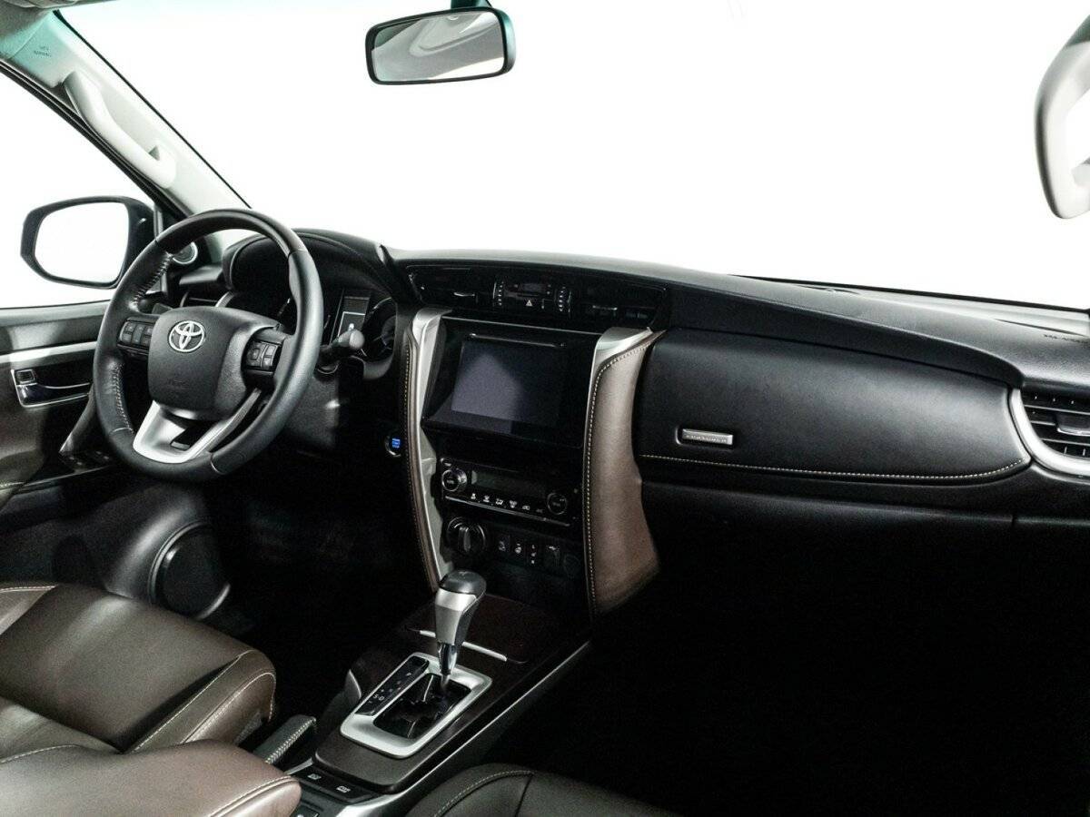 Toyota Fortuner с пробегом — 2017 год. Фото: #8