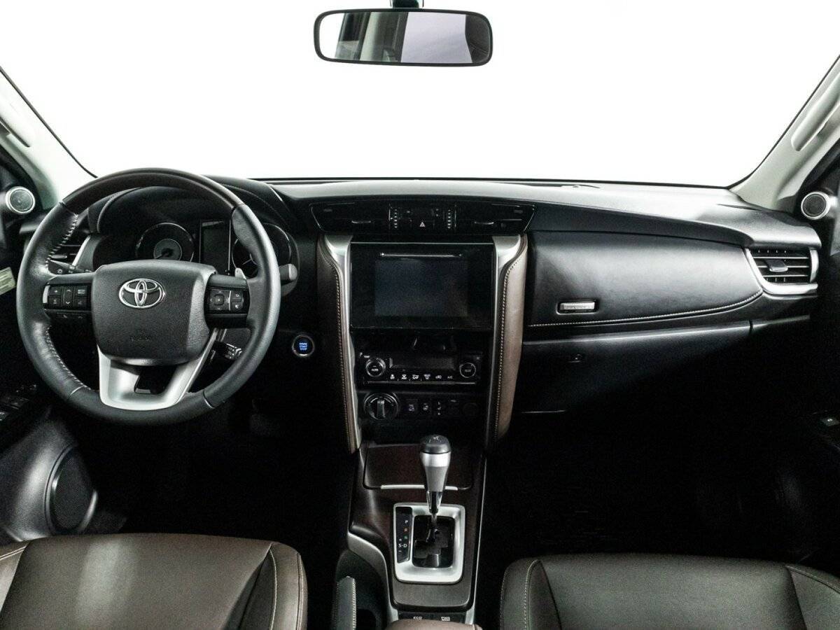 Toyota Fortuner с пробегом — 2017 год. Фото: #12