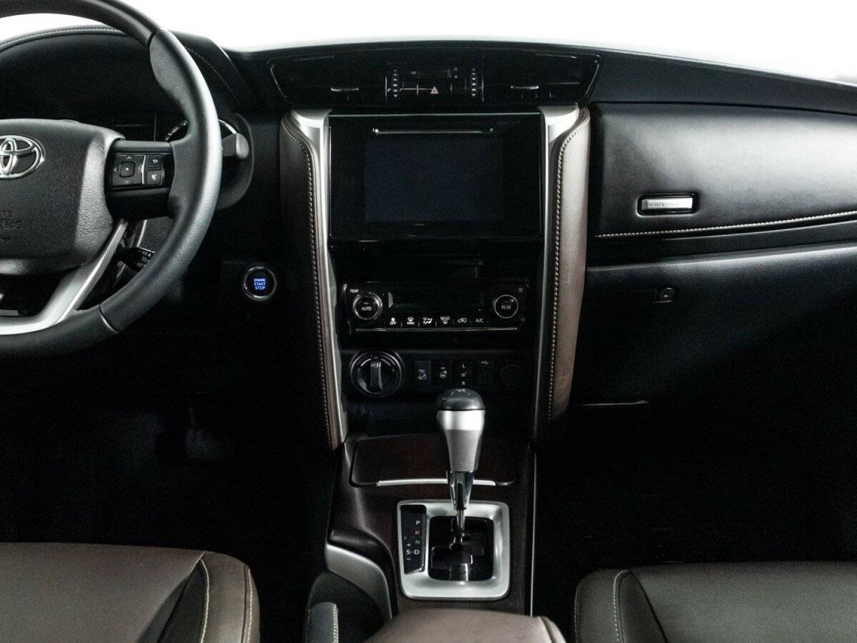 Toyota Fortuner с пробегом — 2017 год. Фото: #13