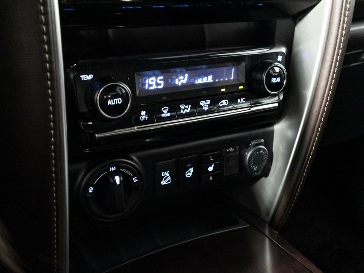 Toyota Fortuner с пробегом — 2017 год. Фото: #18