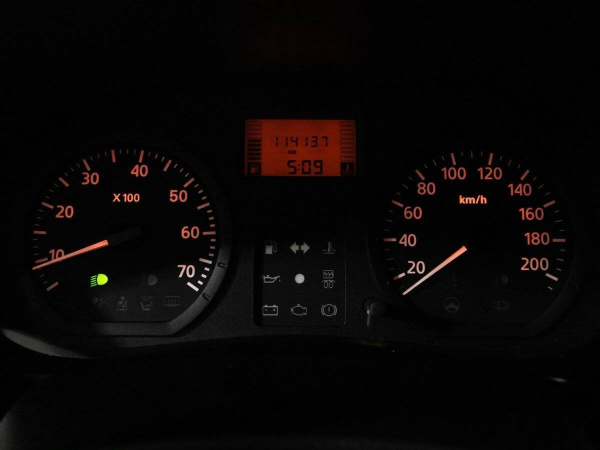 Renault Logan с пробегом — 2006 год. Фото: #11