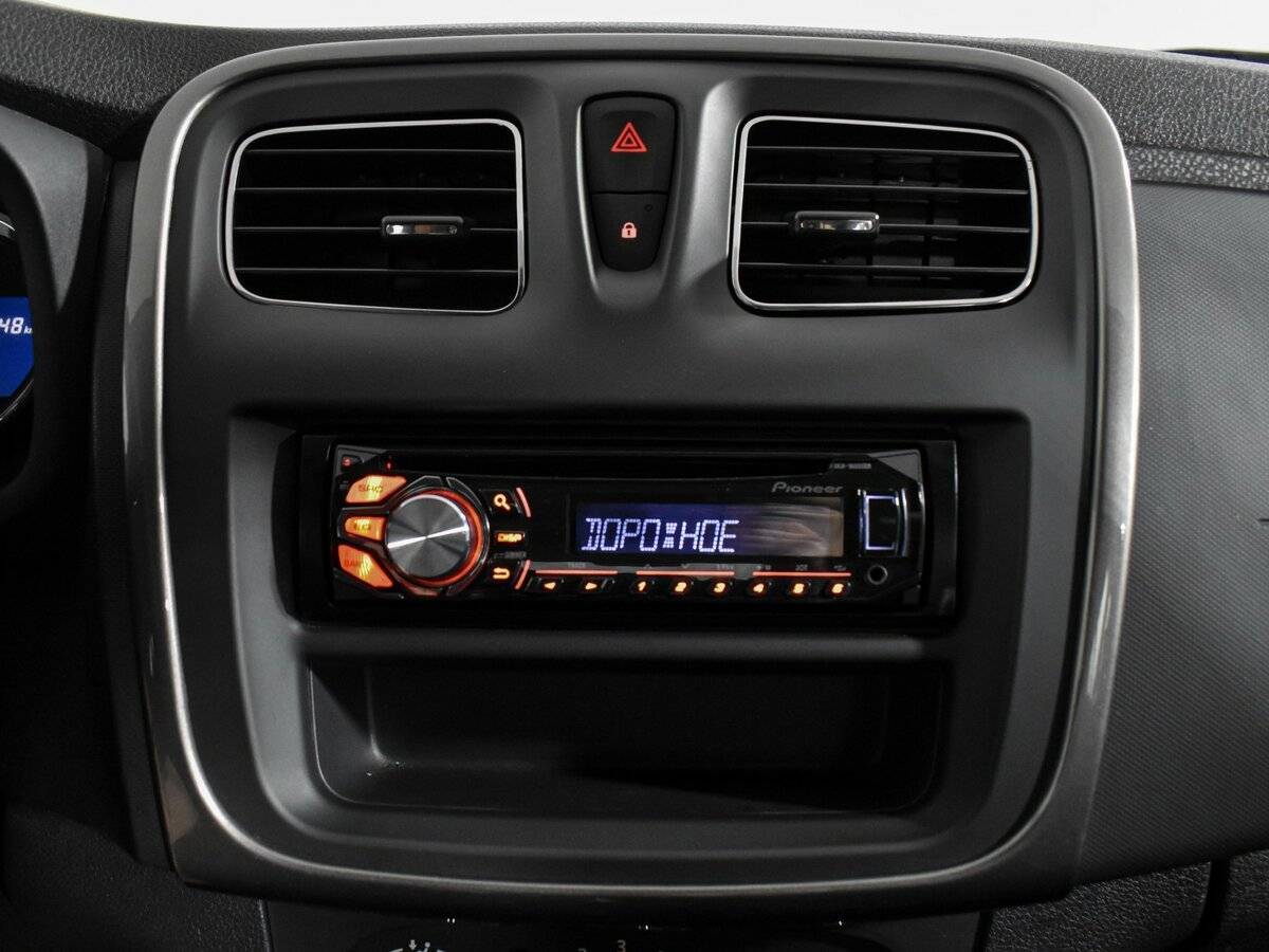 Renault Sandero с пробегом — 2014 год. Фото: #15