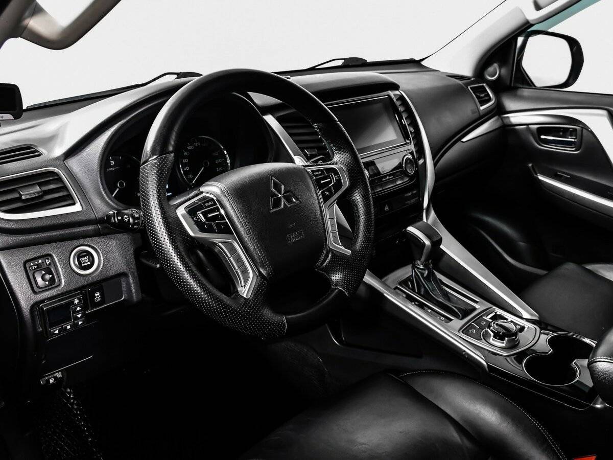 Mitsubishi Pajero Sport с пробегом — 2017 год. Фото: #12