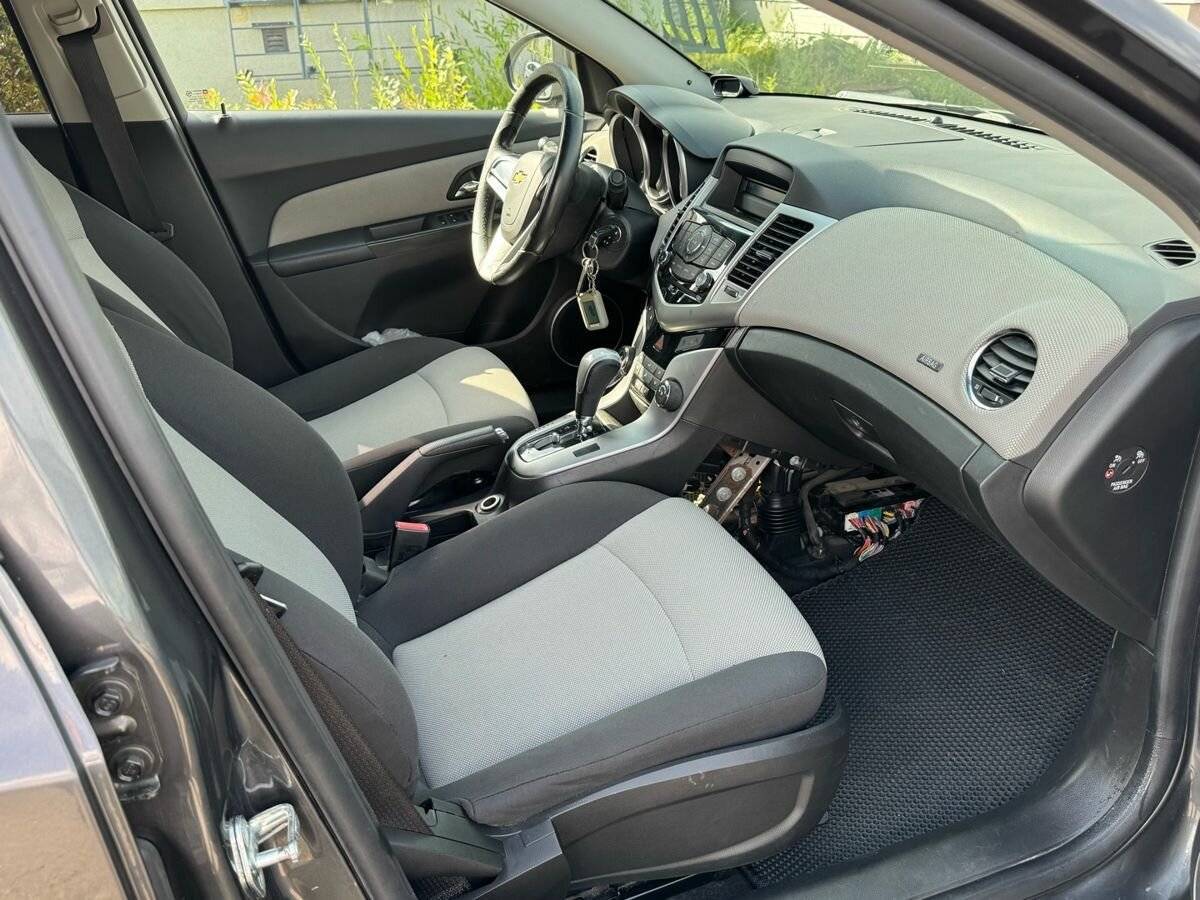 Chevrolet Cruze с пробегом — 2012 год. Фото: #4