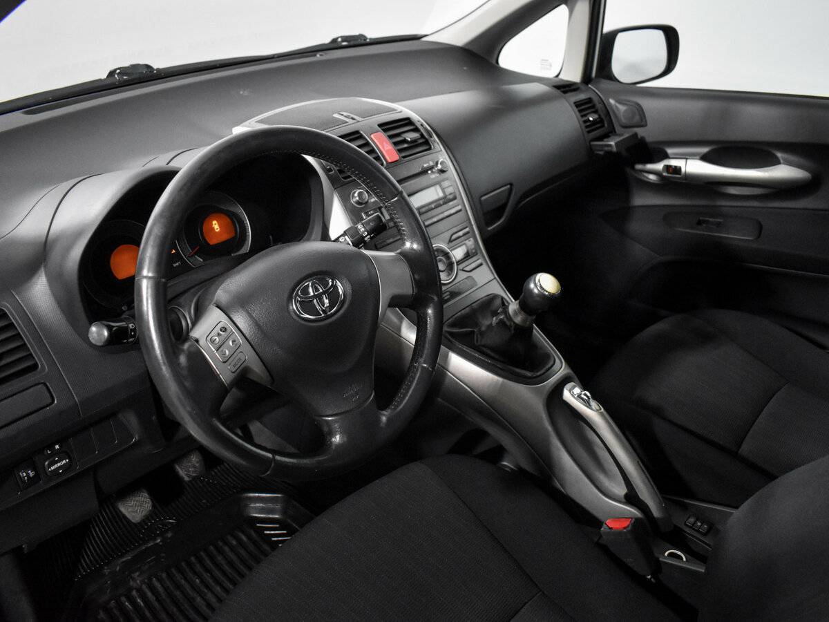 Toyota Auris с пробегом — 2008 год. Фото: #8