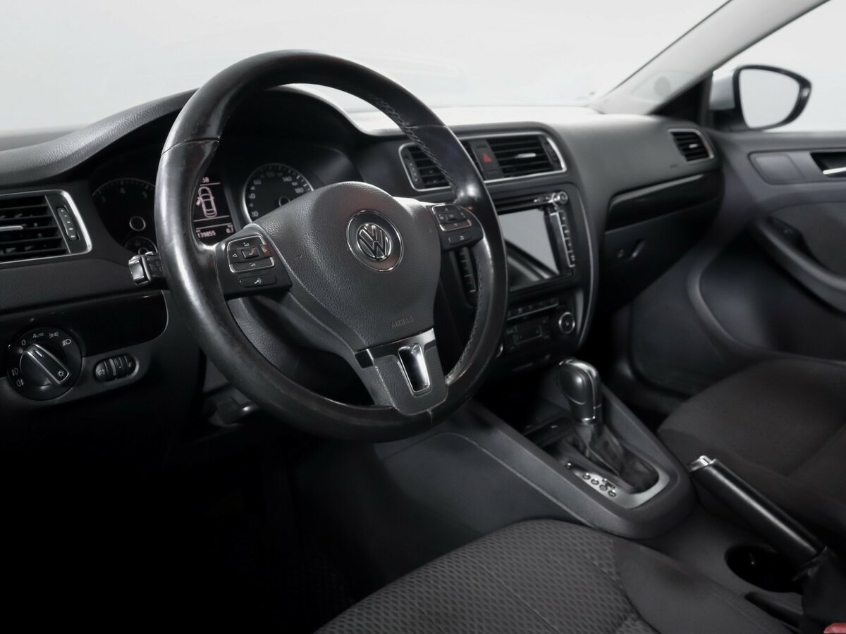 Volkswagen Jetta с пробегом — 2011 год. Фото: #9