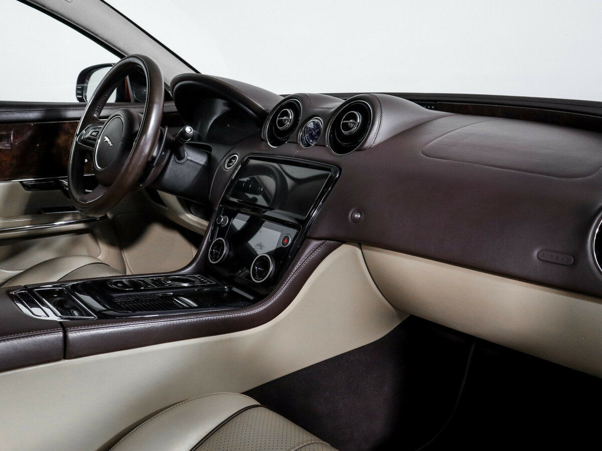 Jaguar XJ с пробегом — 2011 год. Фото: #6