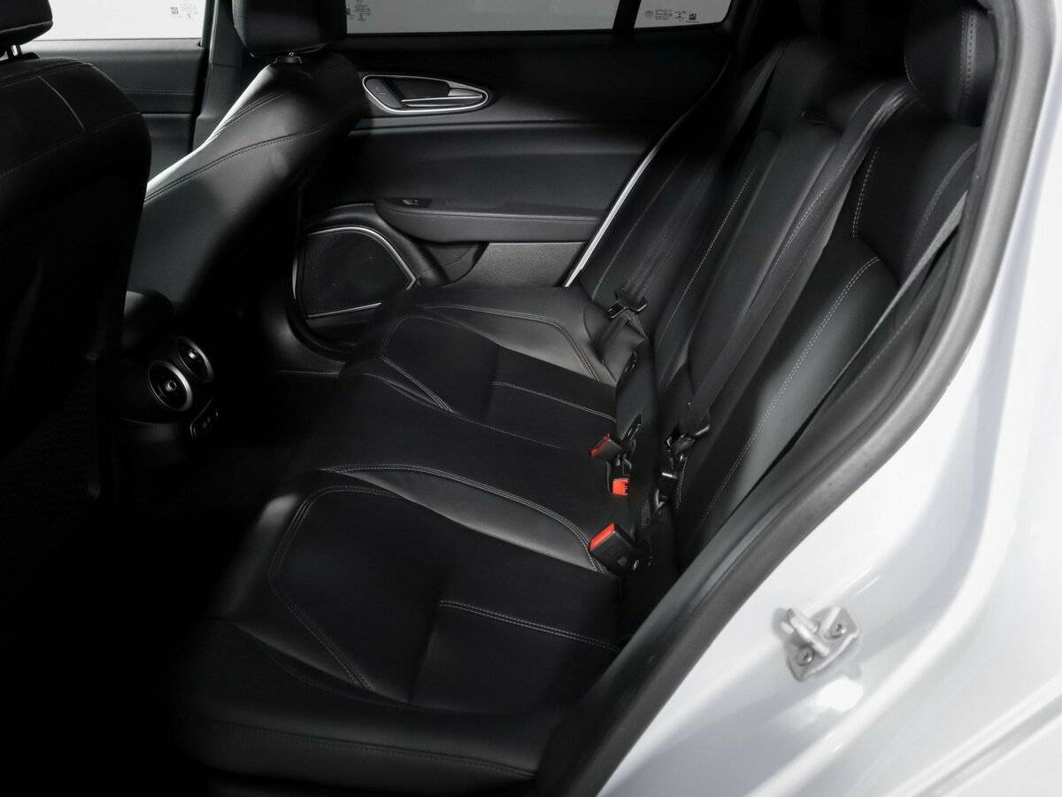 Alfa Romeo Giulia с пробегом — 2021 год. Фото: #7