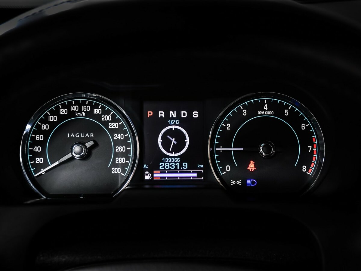 Jaguar XF с пробегом — 2011 год. Фото: #9