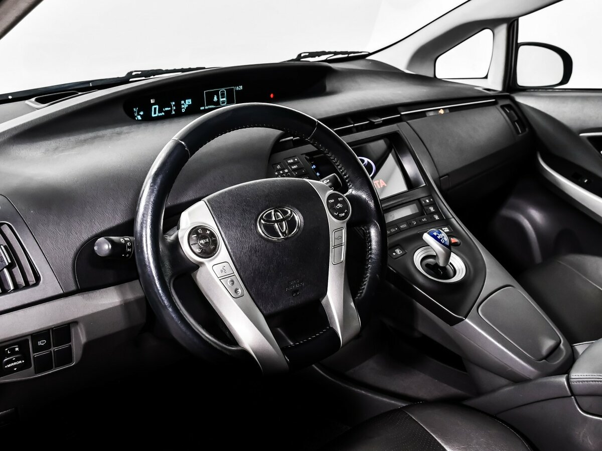 Toyota Prius с пробегом — 2010 год. Фото: #11