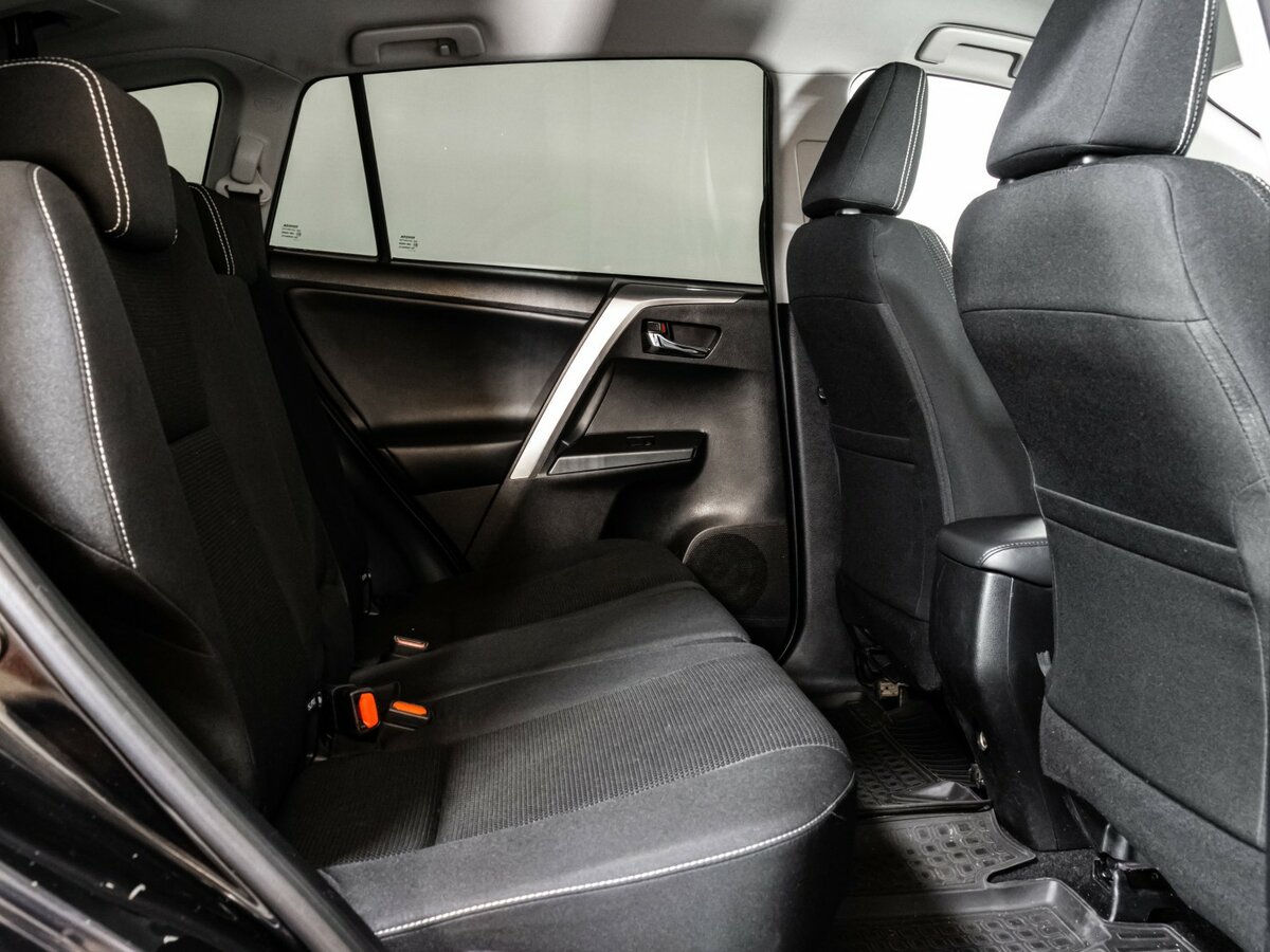Toyota RAV4 с пробегом — 2017 год. Фото: #14