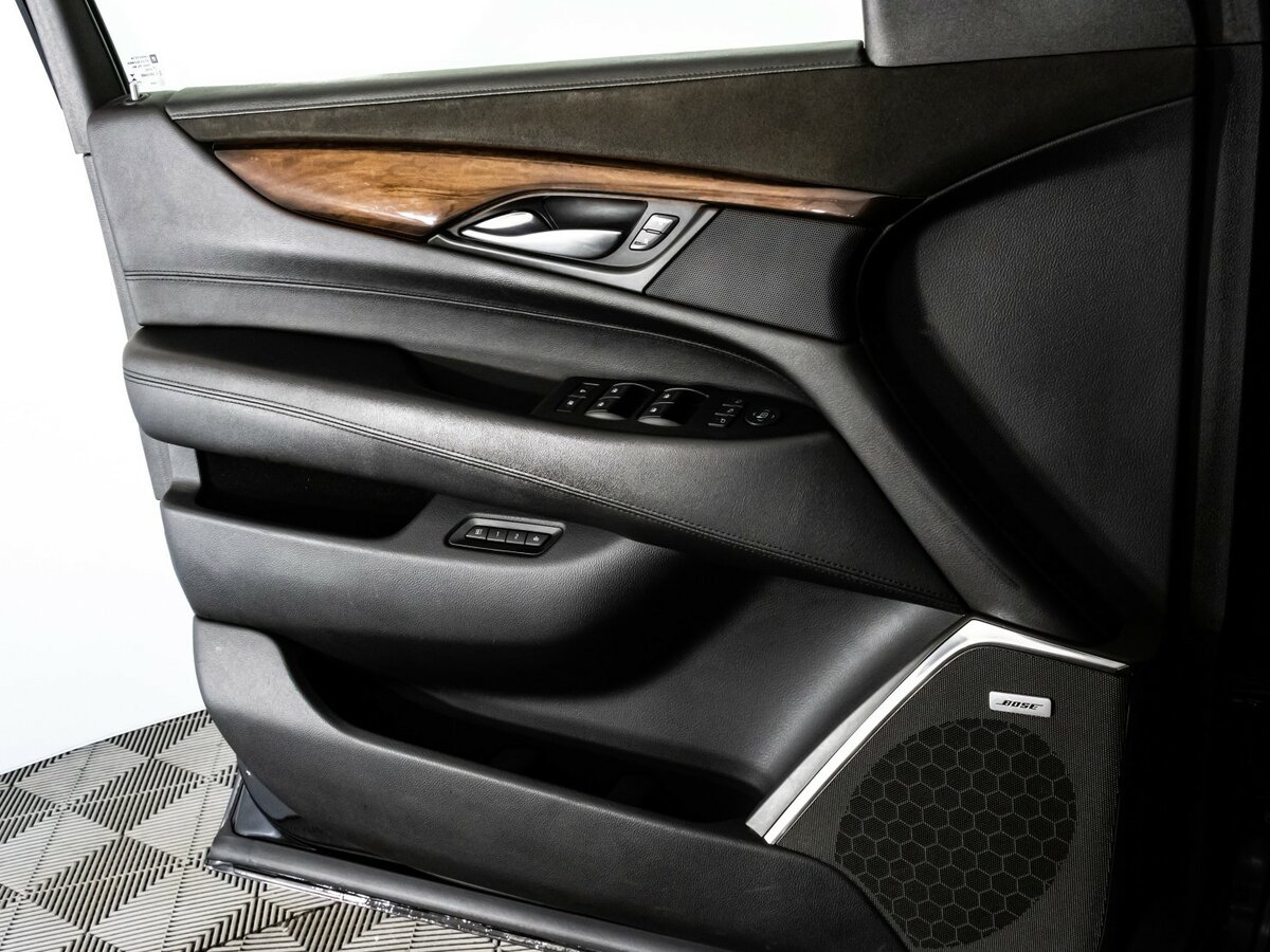 Cadillac Escalade с пробегом — 2015 год. Фото: #14