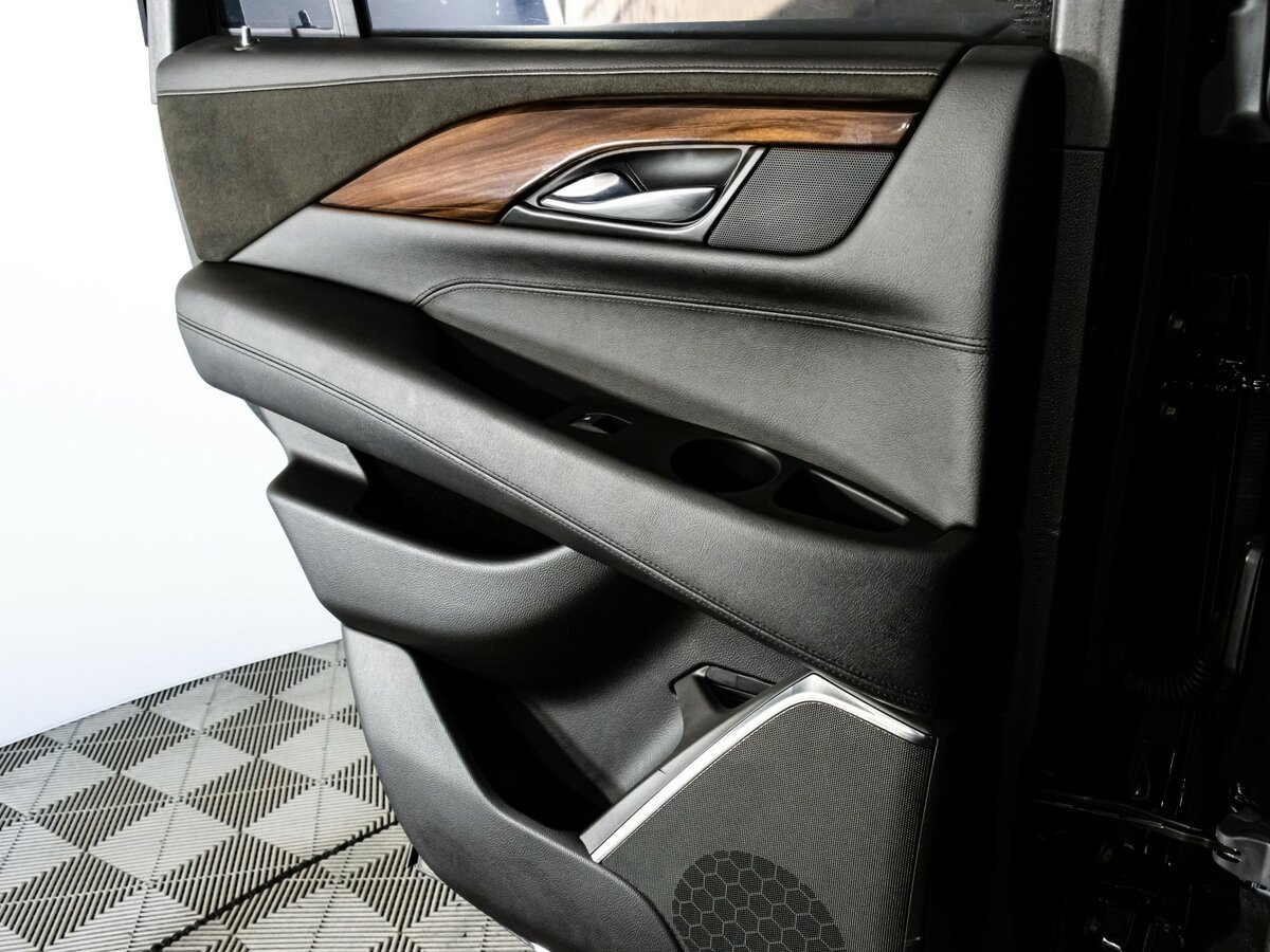 Cadillac Escalade с пробегом — 2015 год. Фото: #15