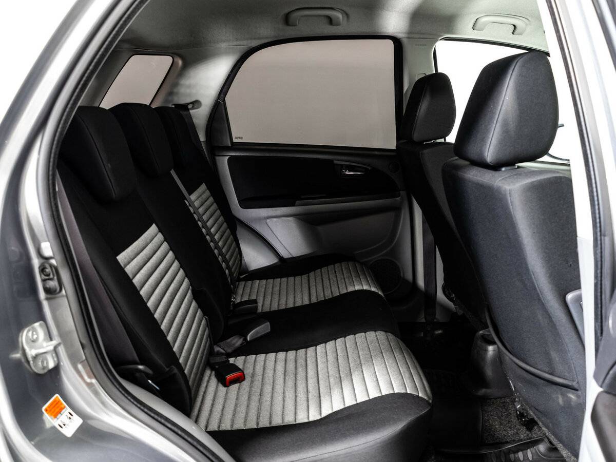Suzuki SX4 с пробегом — 2010 год. Фото: #14