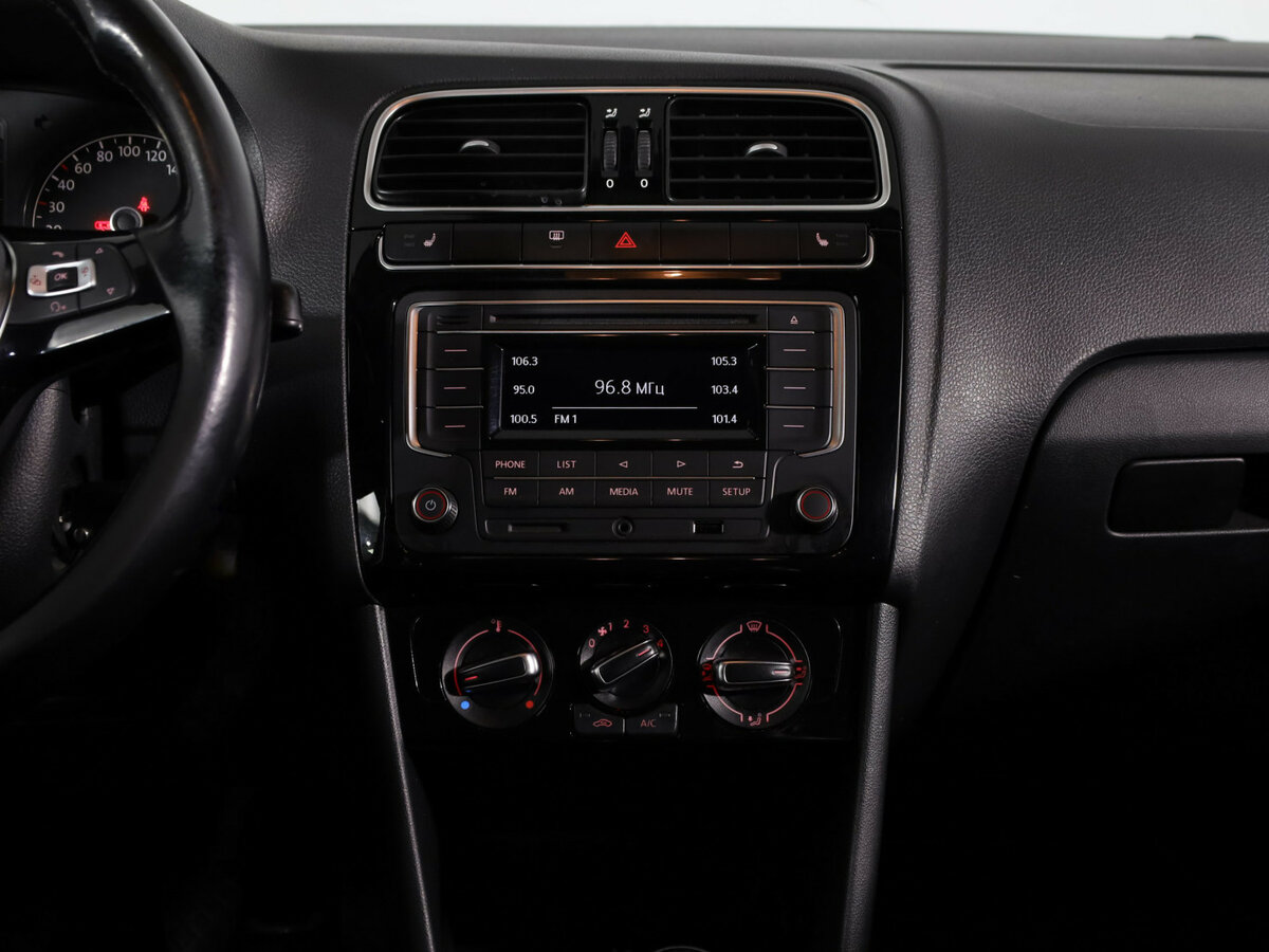 Volkswagen Polo с пробегом — 2017 год. Фото: #8