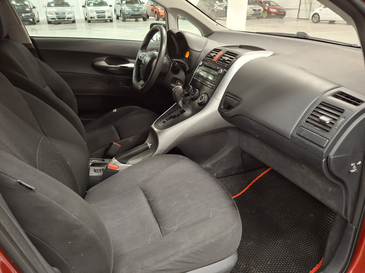 Toyota Auris с пробегом — 2010 год. Фото: #10