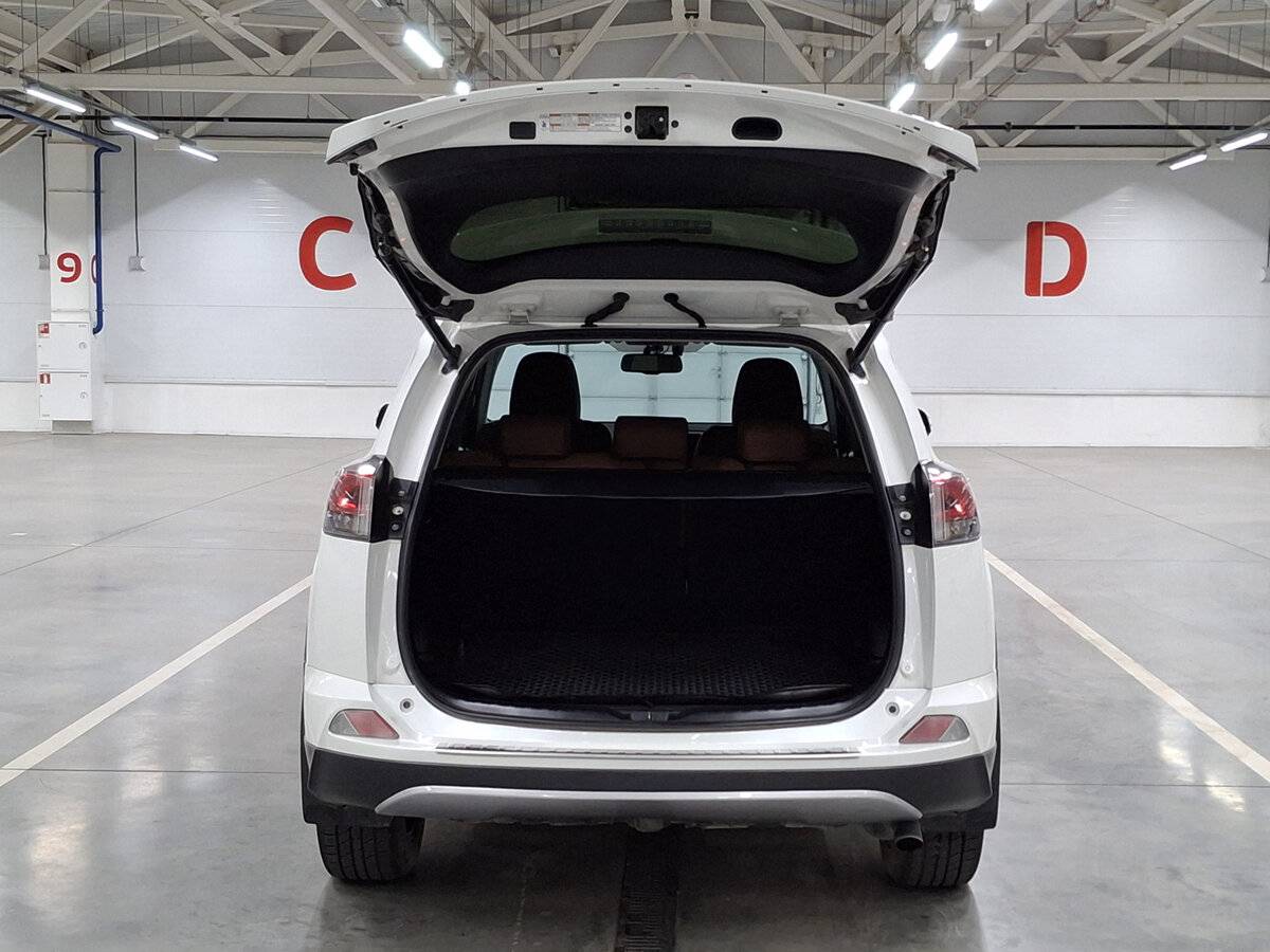 Toyota RAV4 с пробегом — 2017 год. Фото: #9