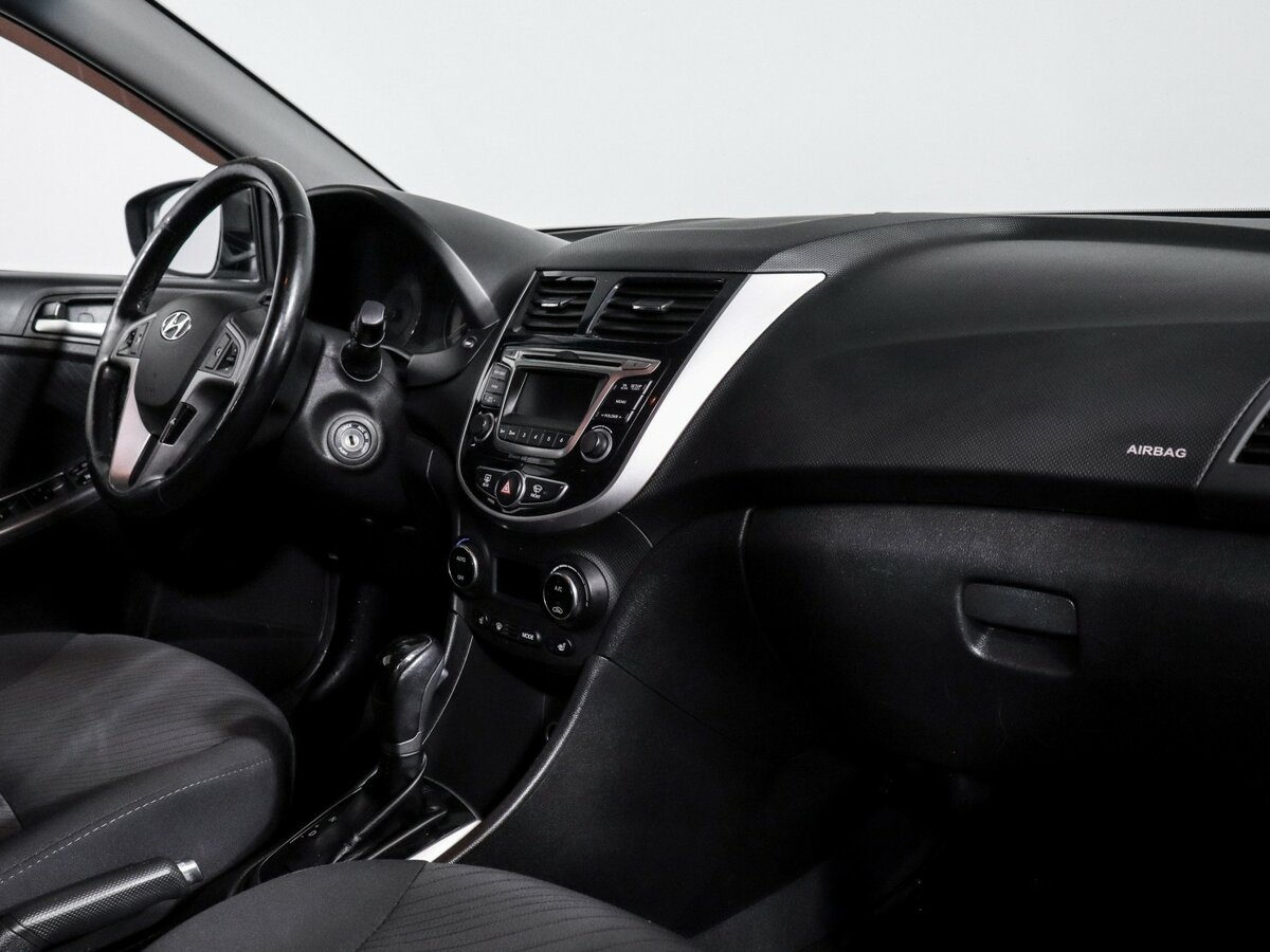 Hyundai Solaris с пробегом — 2015 год. Фото: #6