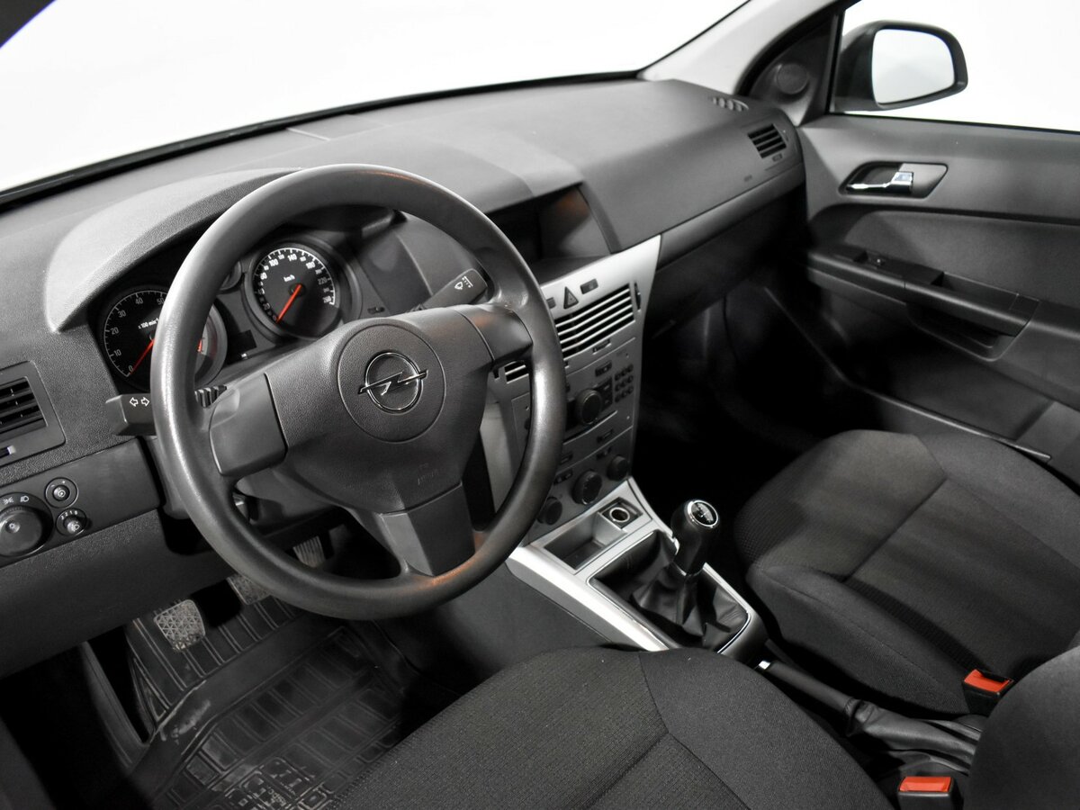 Opel Astra с пробегом — 2013 год. Фото: #7