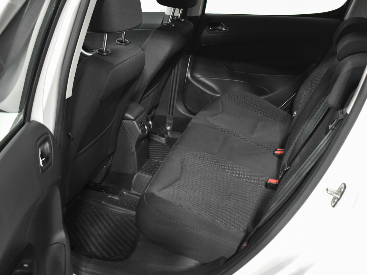 Peugeot 308 с пробегом — 2011 год. Фото: #9