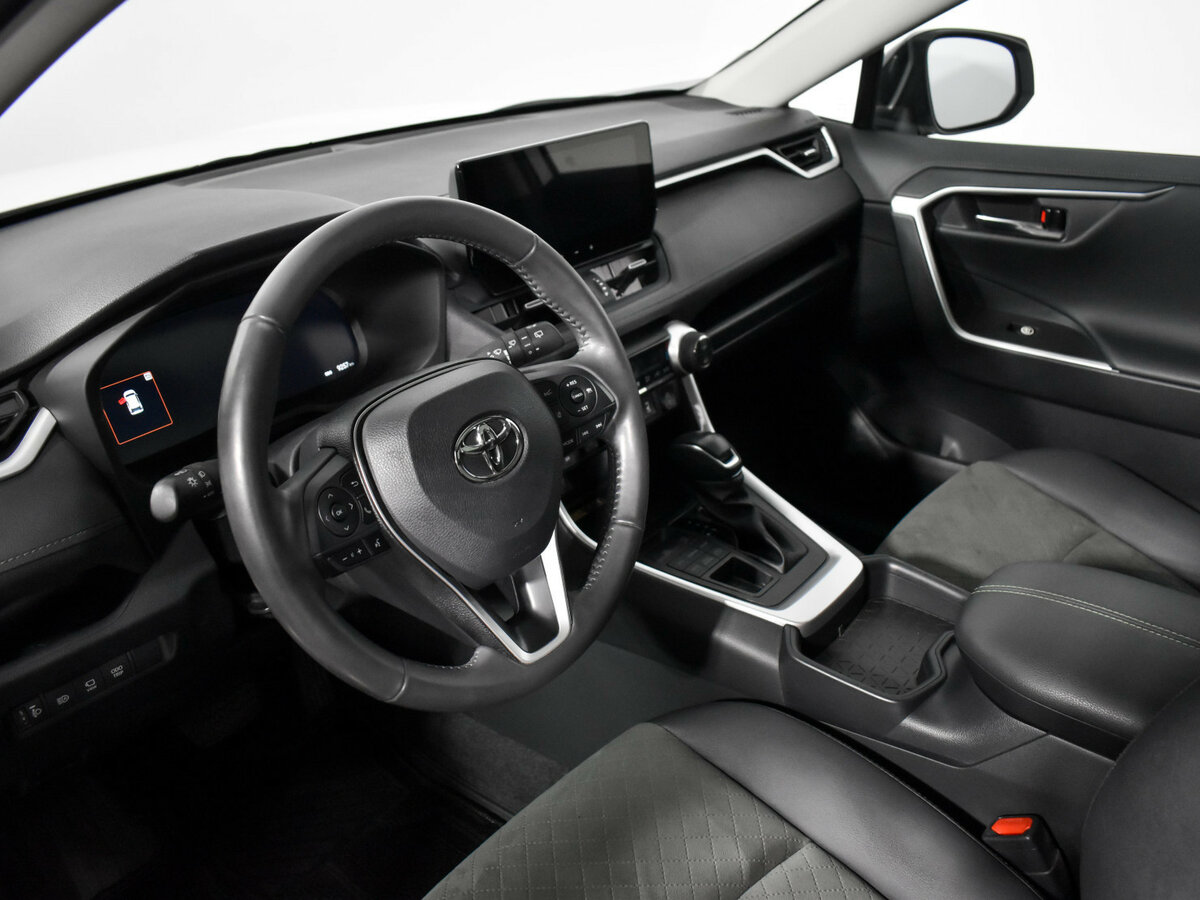 Toyota RAV4 с пробегом — 2024 год. Фото: #6