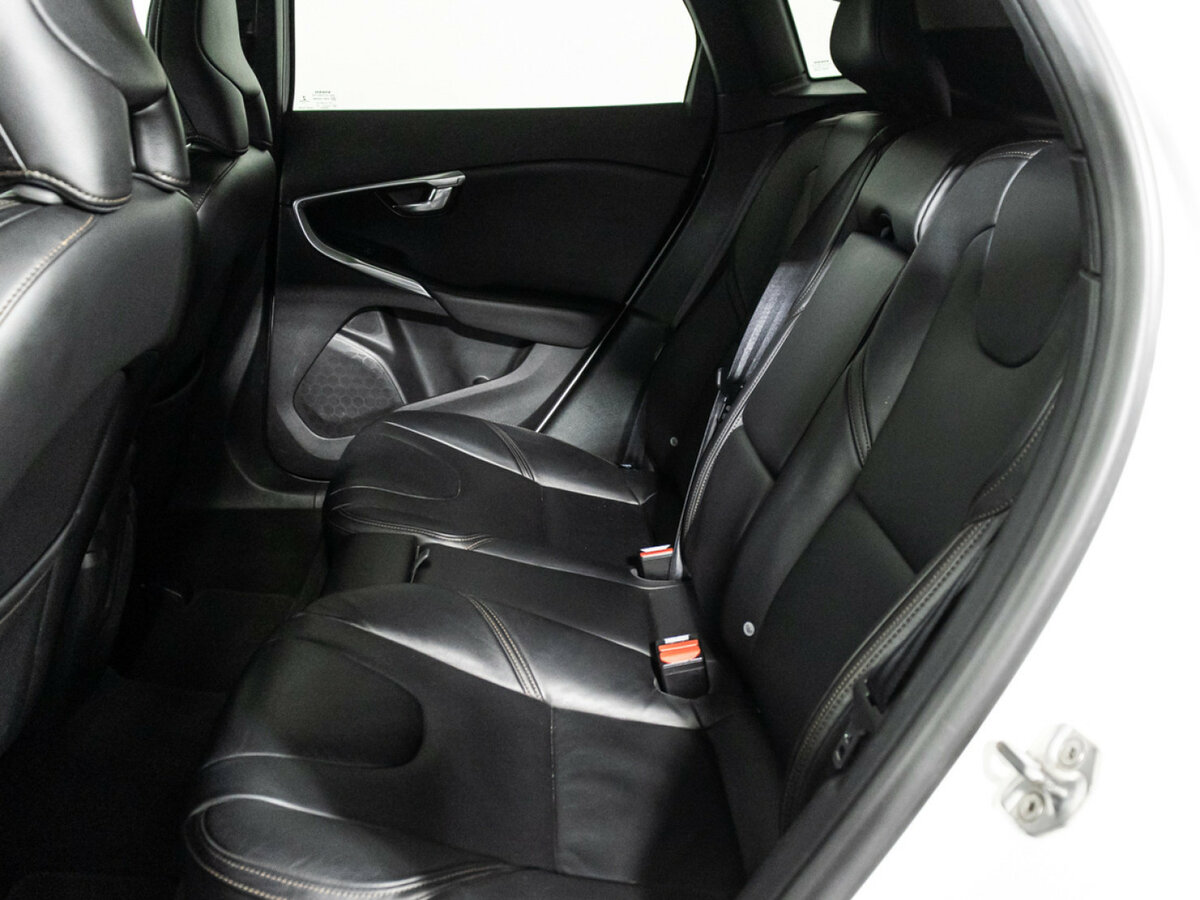 Volvo V40 Cross Country с пробегом — 2015 год. Фото: #9