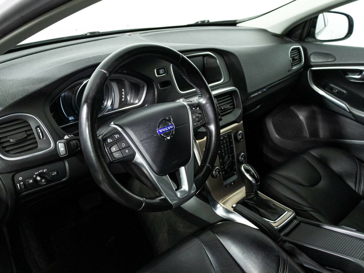 Volvo V40 Cross Country с пробегом — 2015 год. Фото: #10