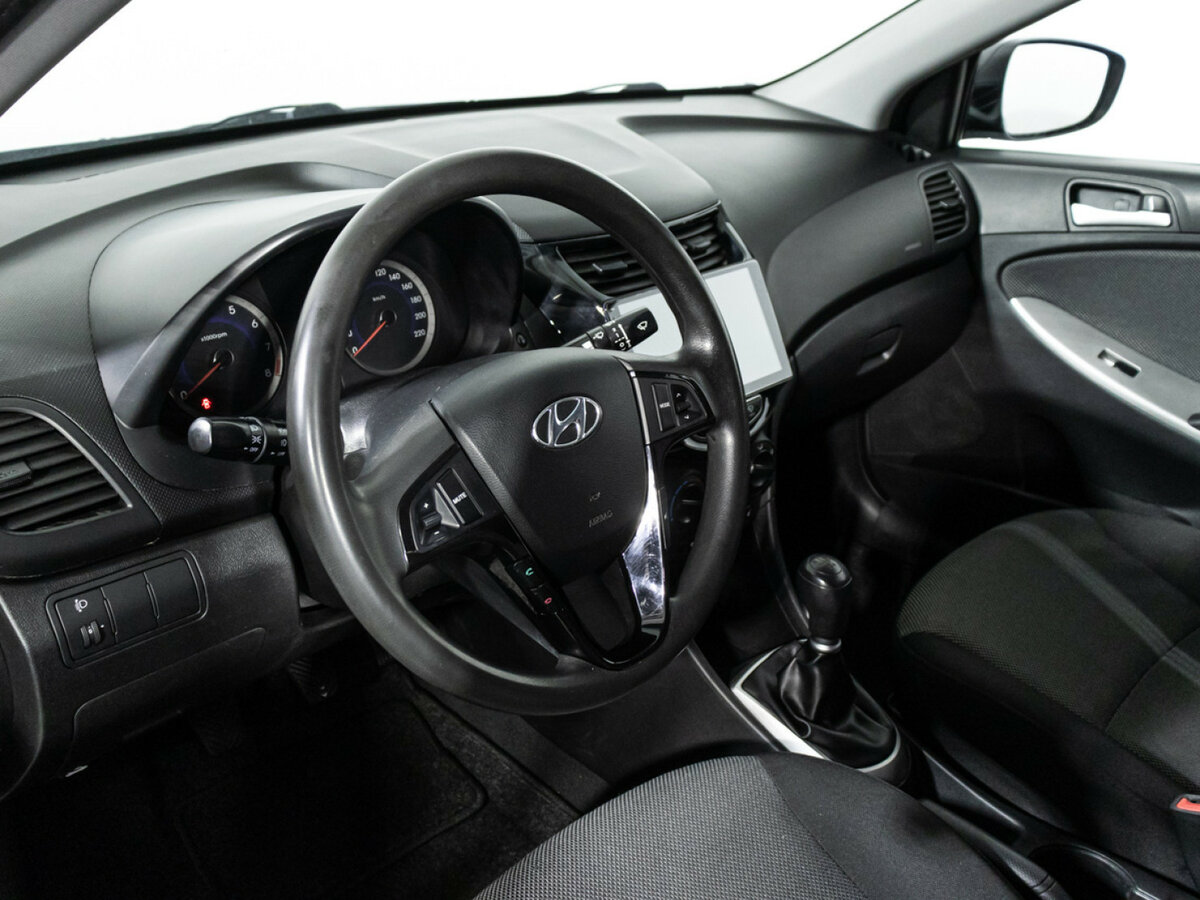 Hyundai Solaris с пробегом — 2011 год. Фото: #10