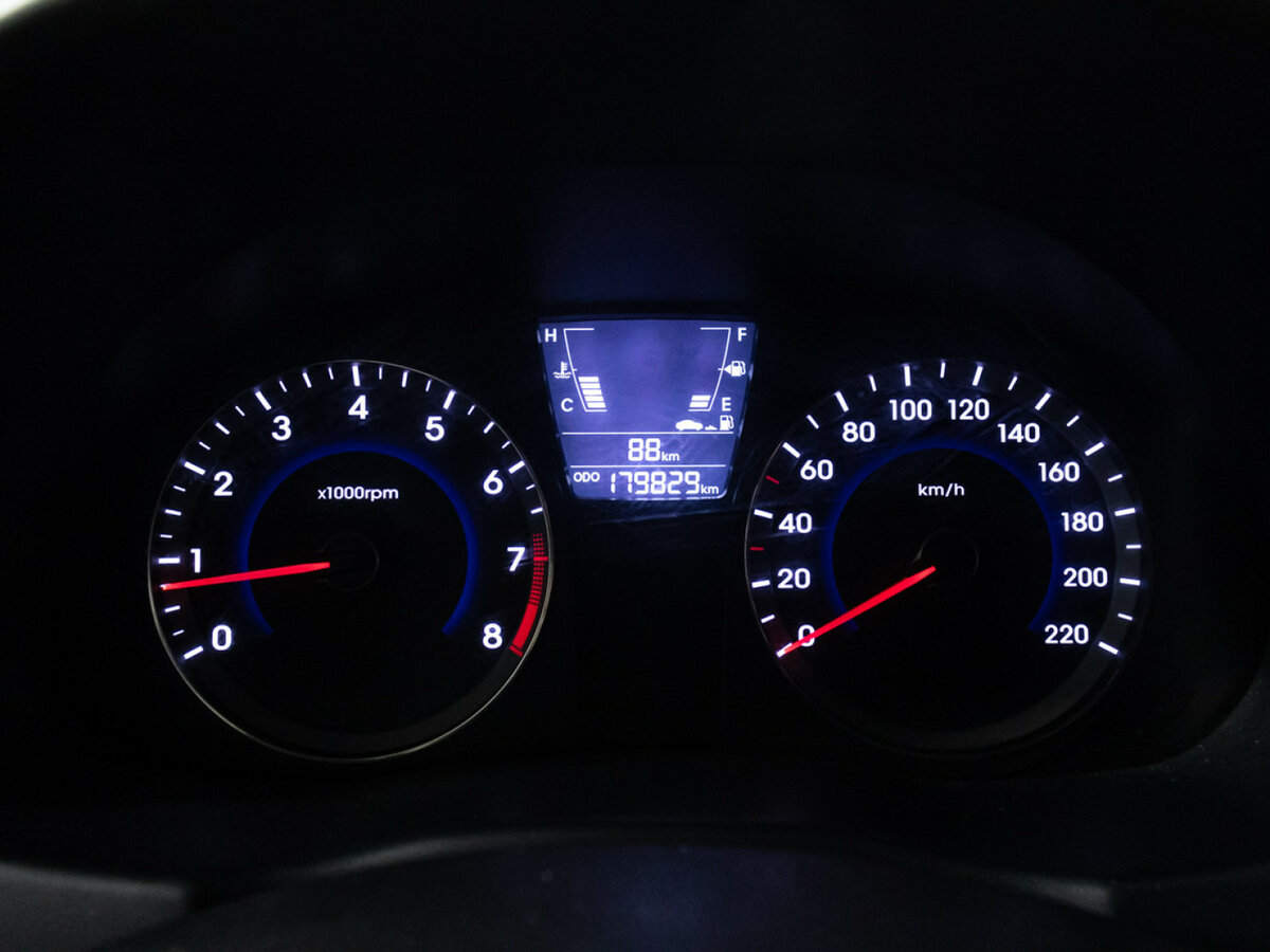 Hyundai Solaris с пробегом — 2011 год. Фото: #11