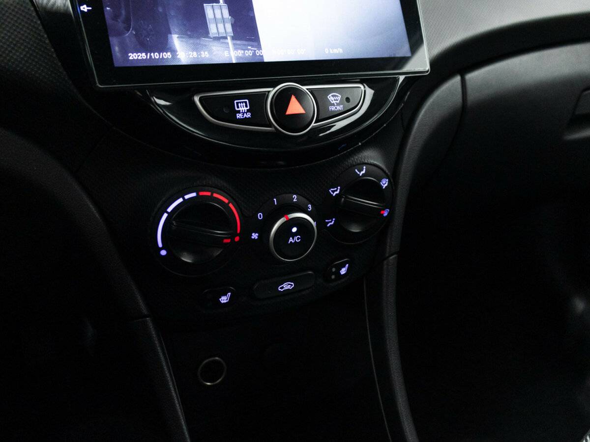 Hyundai Solaris с пробегом — 2011 год. Фото: #14