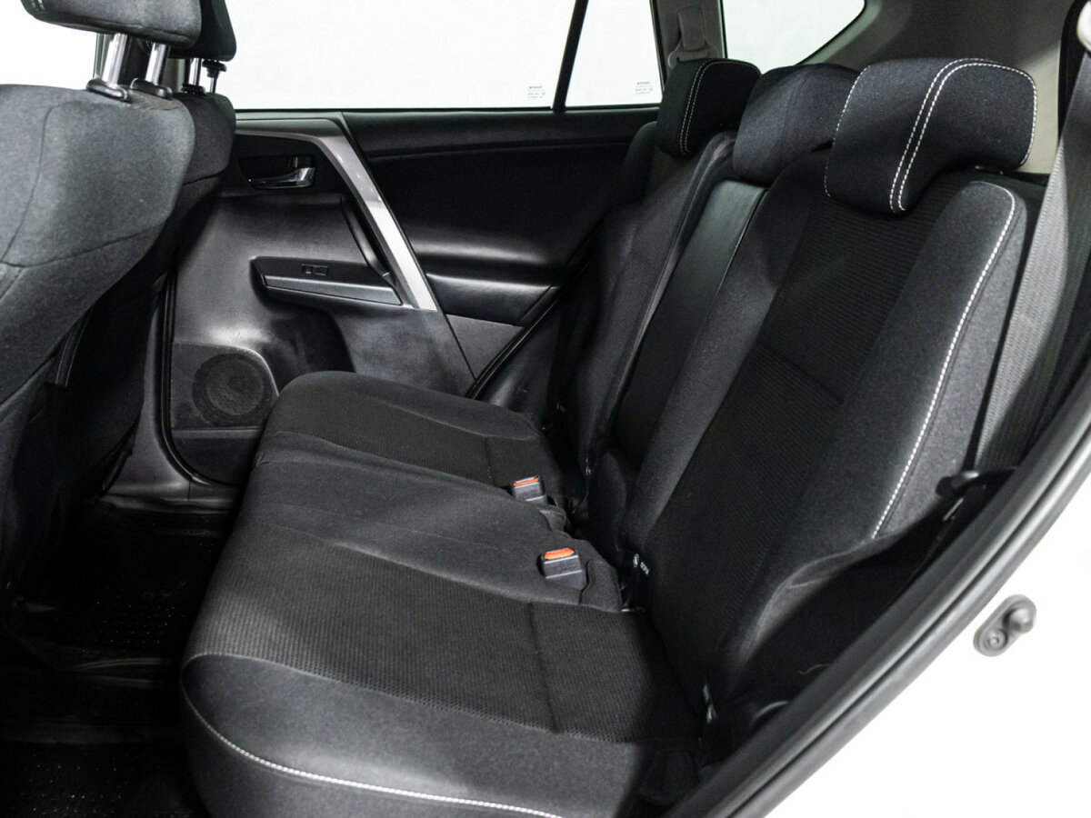 Toyota RAV4 с пробегом — 2017 год. Фото: #9
