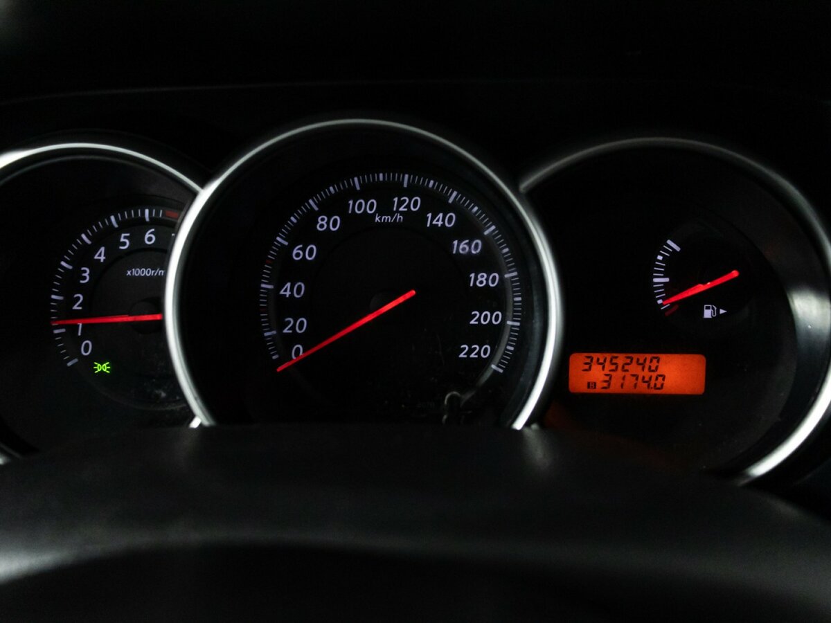 Nissan Tiida с пробегом — 2010 год. Фото: #11