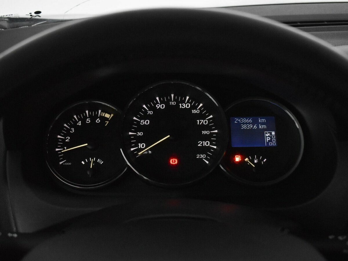 Renault Fluence с пробегом — 2011 год. Фото: #16