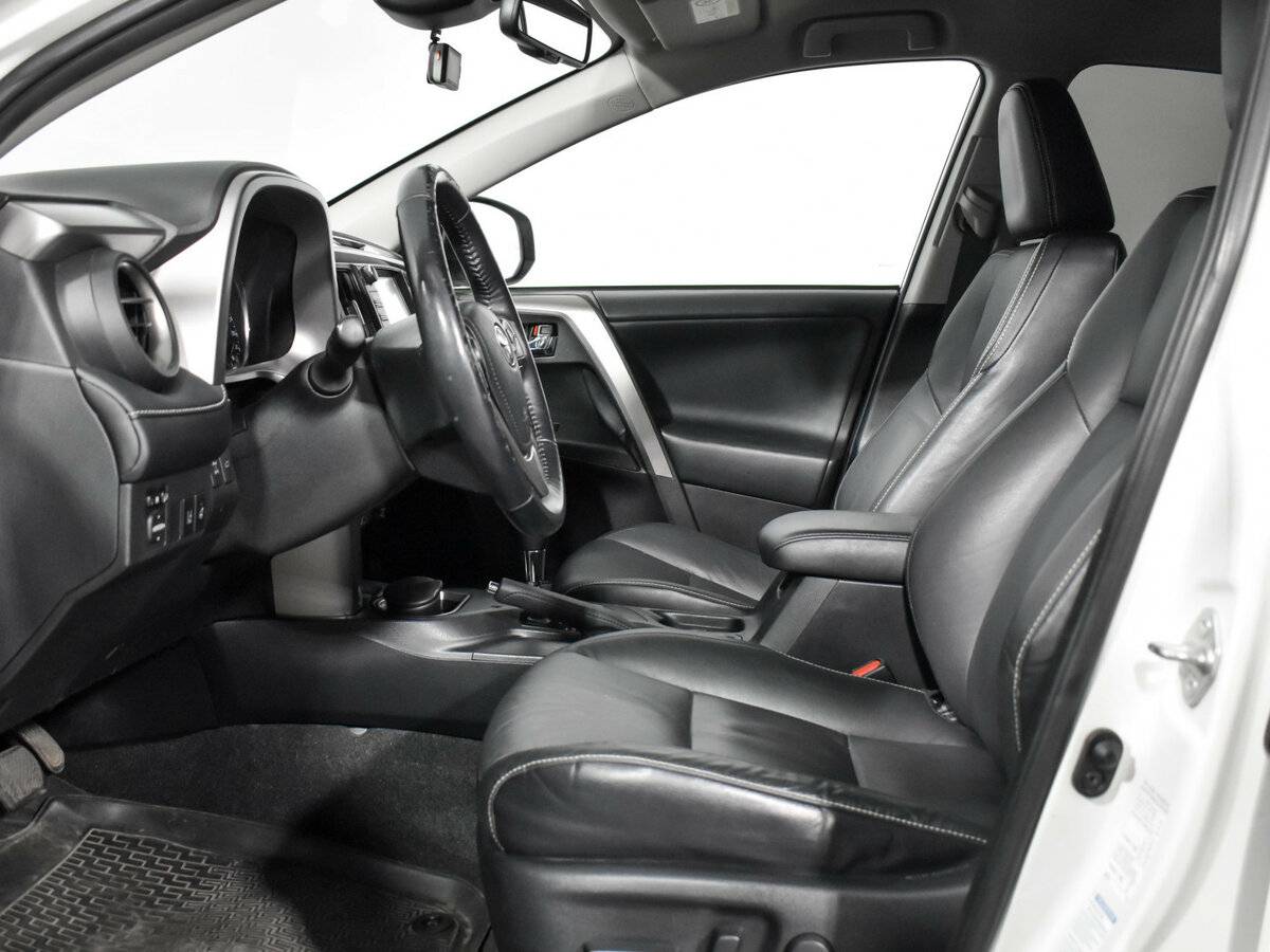 Toyota RAV4 с пробегом — 2017 год. Фото: #9