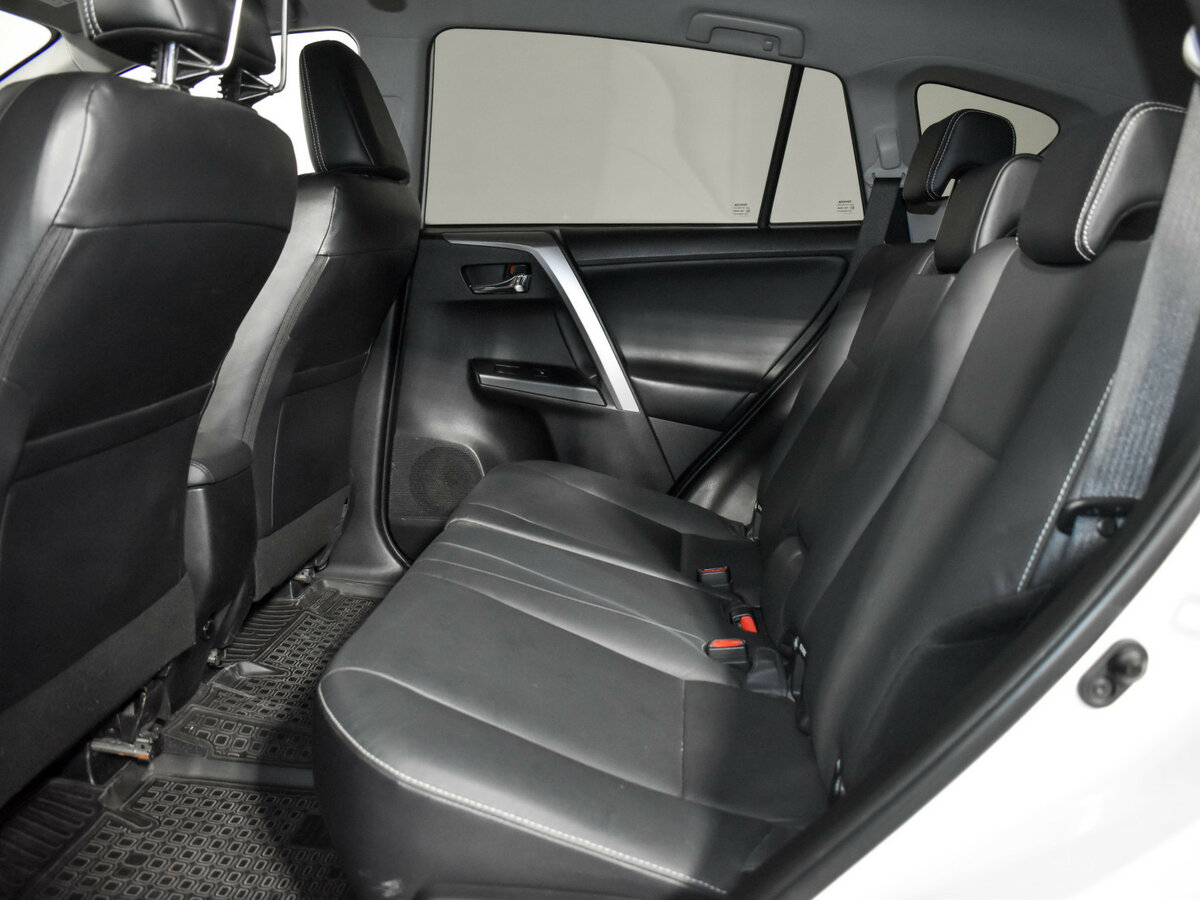 Toyota RAV4 с пробегом — 2017 год. Фото: #10