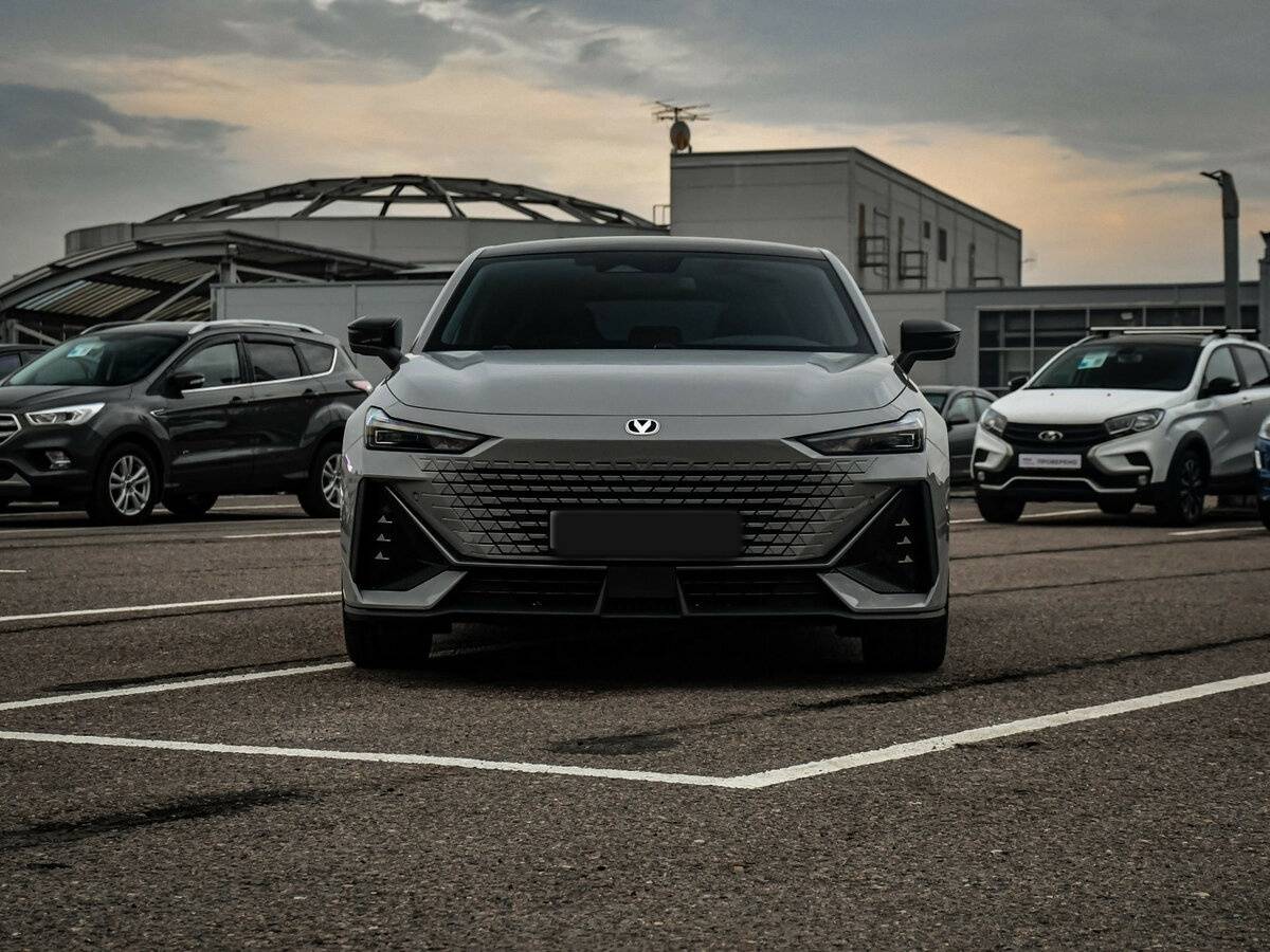 Changan UNI-V с пробегом — 2024 год. Фото: #1