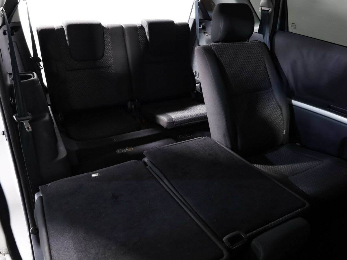 Toyota Corolla Verso с пробегом — 2007 год. Фото: #18