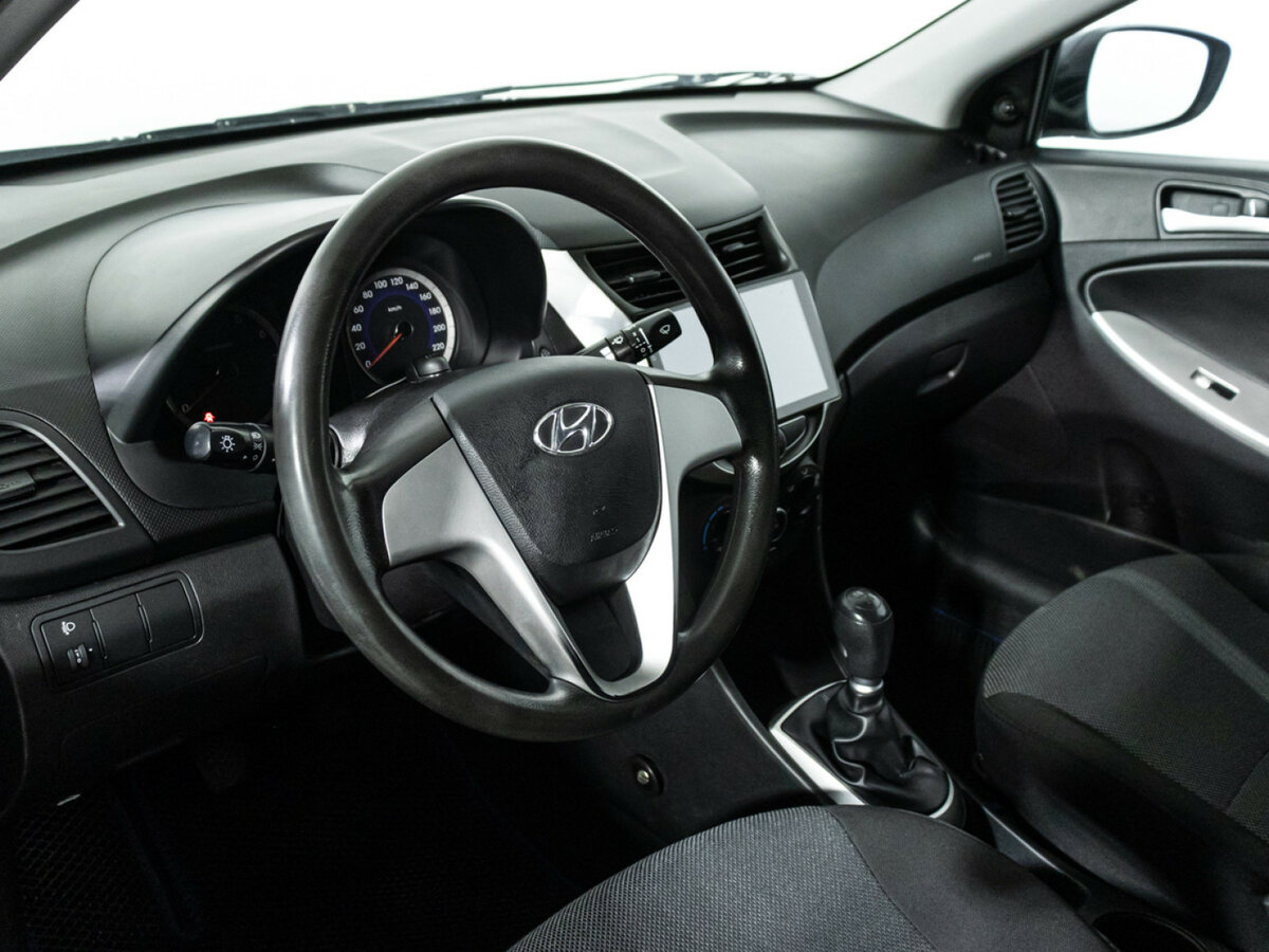 Hyundai Solaris с пробегом — 2011 год. Фото: #10