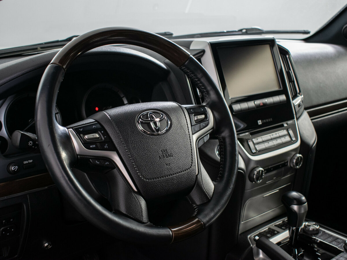 Toyota Land Cruiser с пробегом — 2017 год. Фото: #12
