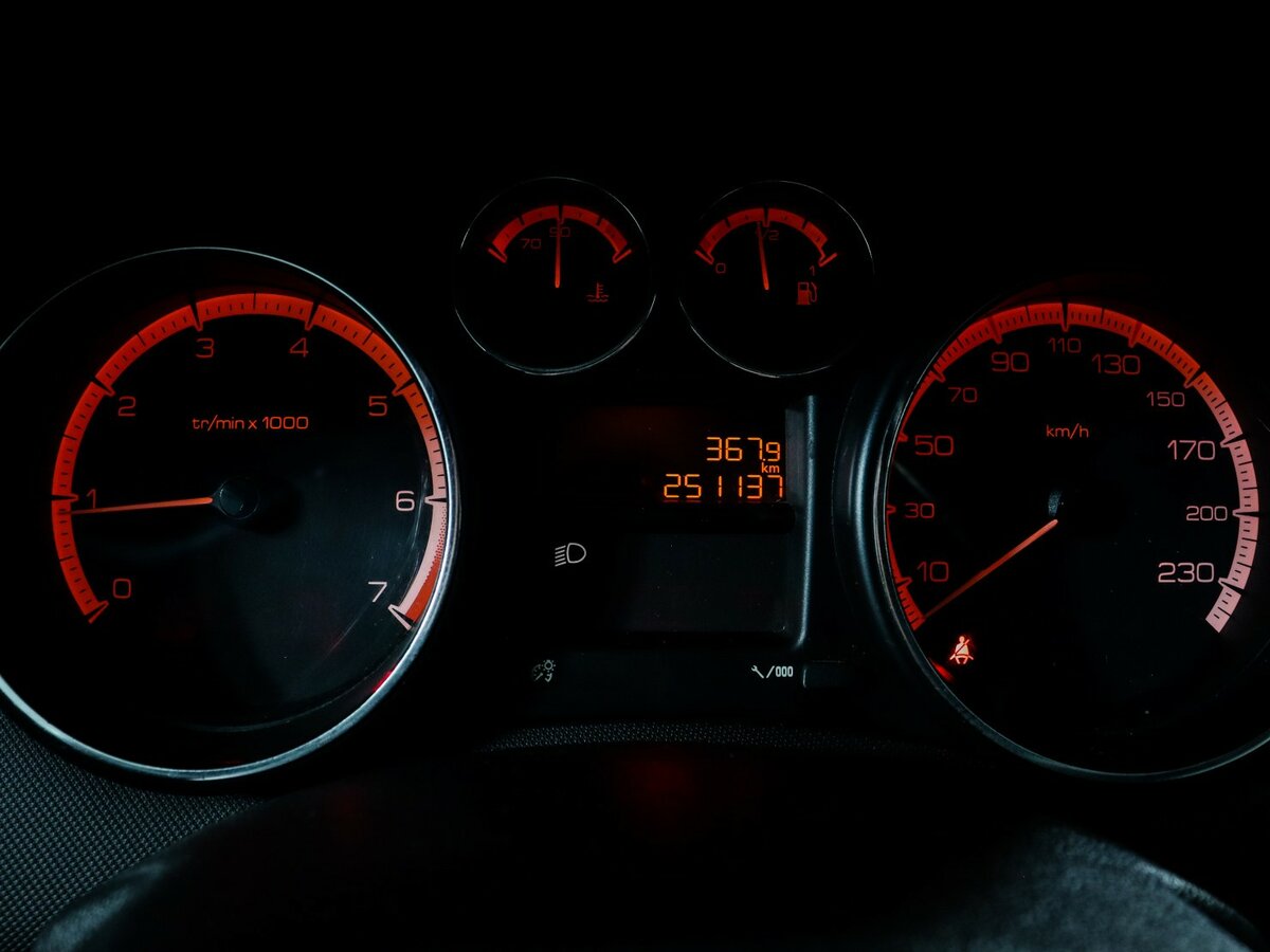 Peugeot 308 с пробегом — 2011 год. Фото: #8