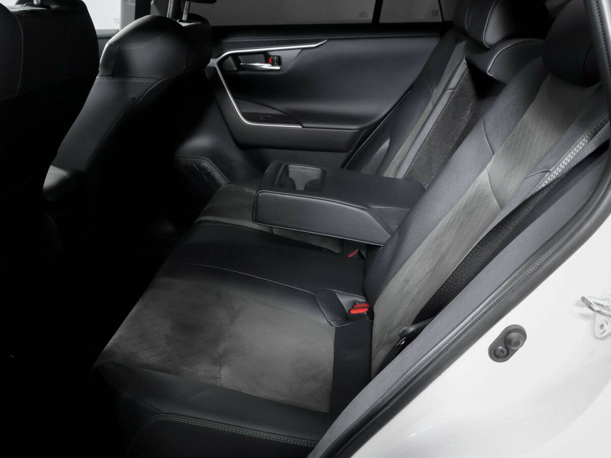 Toyota RAV4 с пробегом — 2024 год. Фото: #9