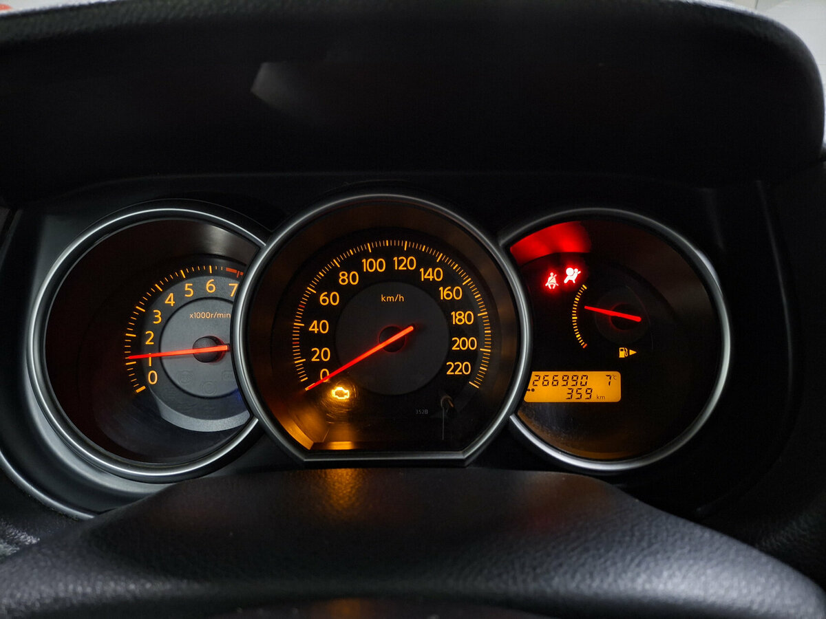 Nissan Tiida с пробегом — 2008 год. Фото: #12