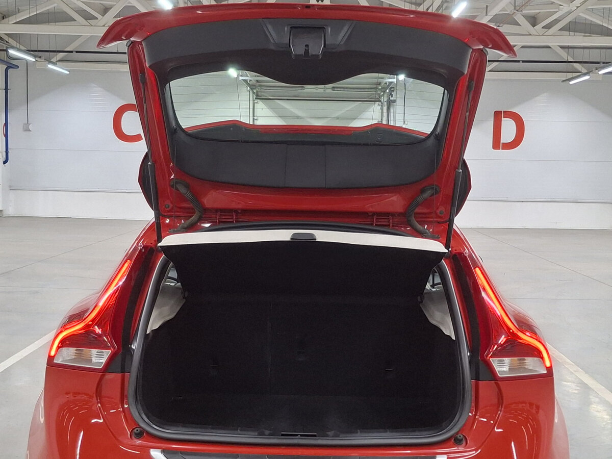 Volvo V40 Cross Country с пробегом — 2017 год. Фото: #9