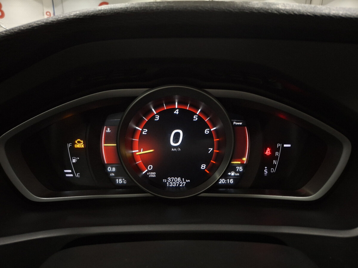 Volvo V40 Cross Country с пробегом — 2017 год. Фото: #12